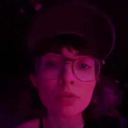 chat with ai character: Tori