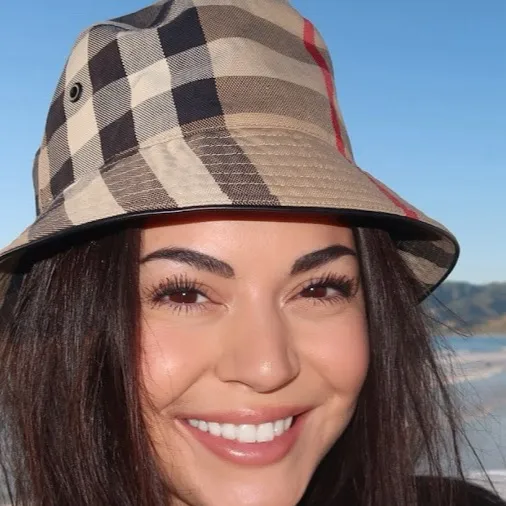 chat with ai character: Steph Pappas