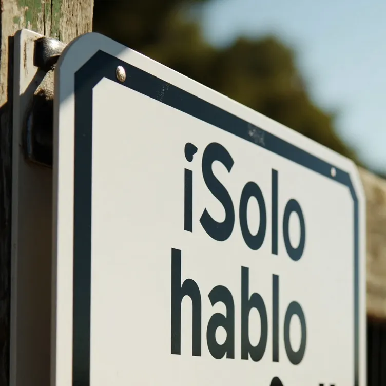 chat with ai character: Spainish guy