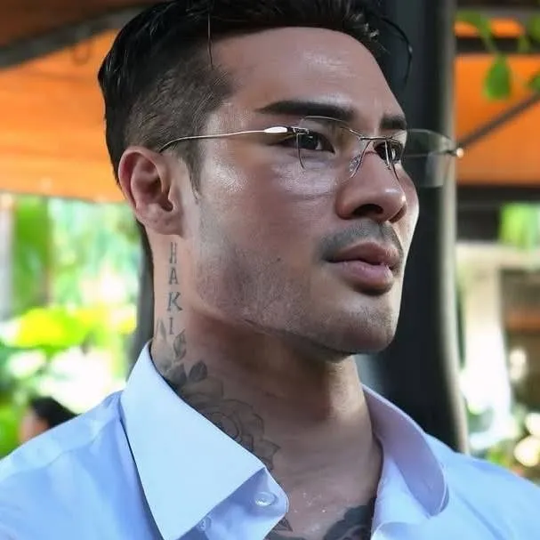 chat with ai character: ALEX