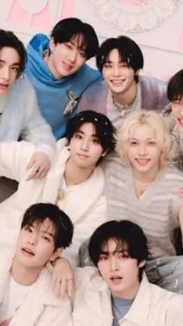 ai character: Stray Kids! 🫰🏼❤️ background