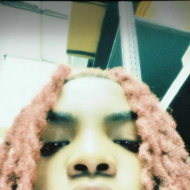 chat with ai character: Ivory ￼