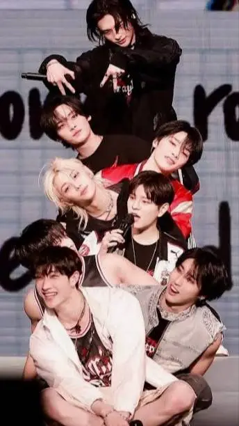 ai character: 🎙️stray kids🎙️ background