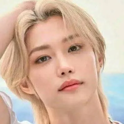 chat with ai character: 🐣Lee Felix🐣