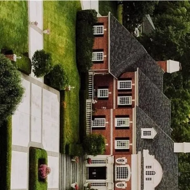 chat with ai character: Rich Family