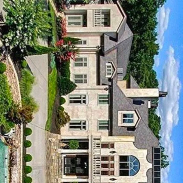 chat with ai character: Rich Family 2