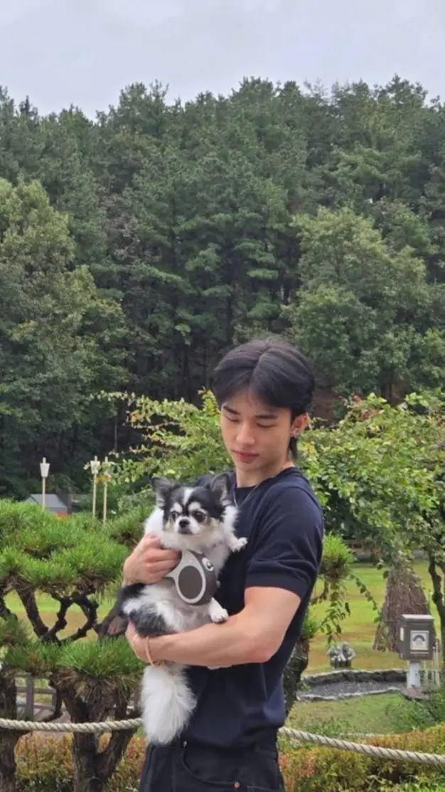 ai character: 🌷Hyunjin🌷 background