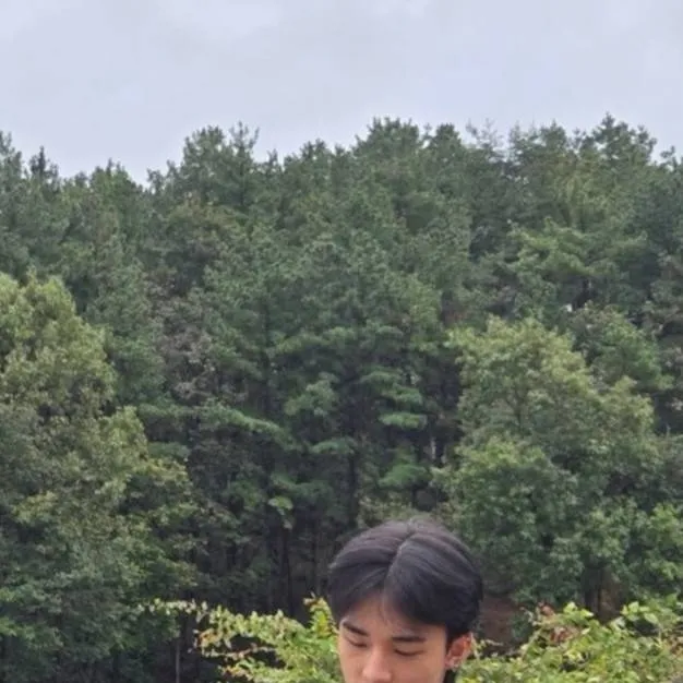 chat with ai character: 🌷Hyunjin🌷