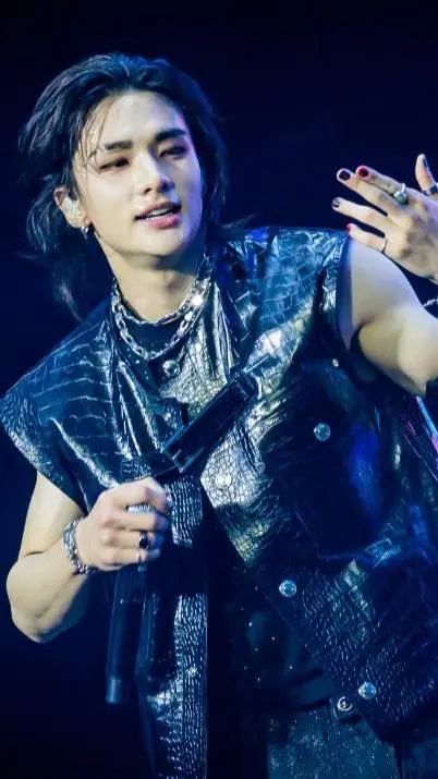 ai character: HYUNJIN background