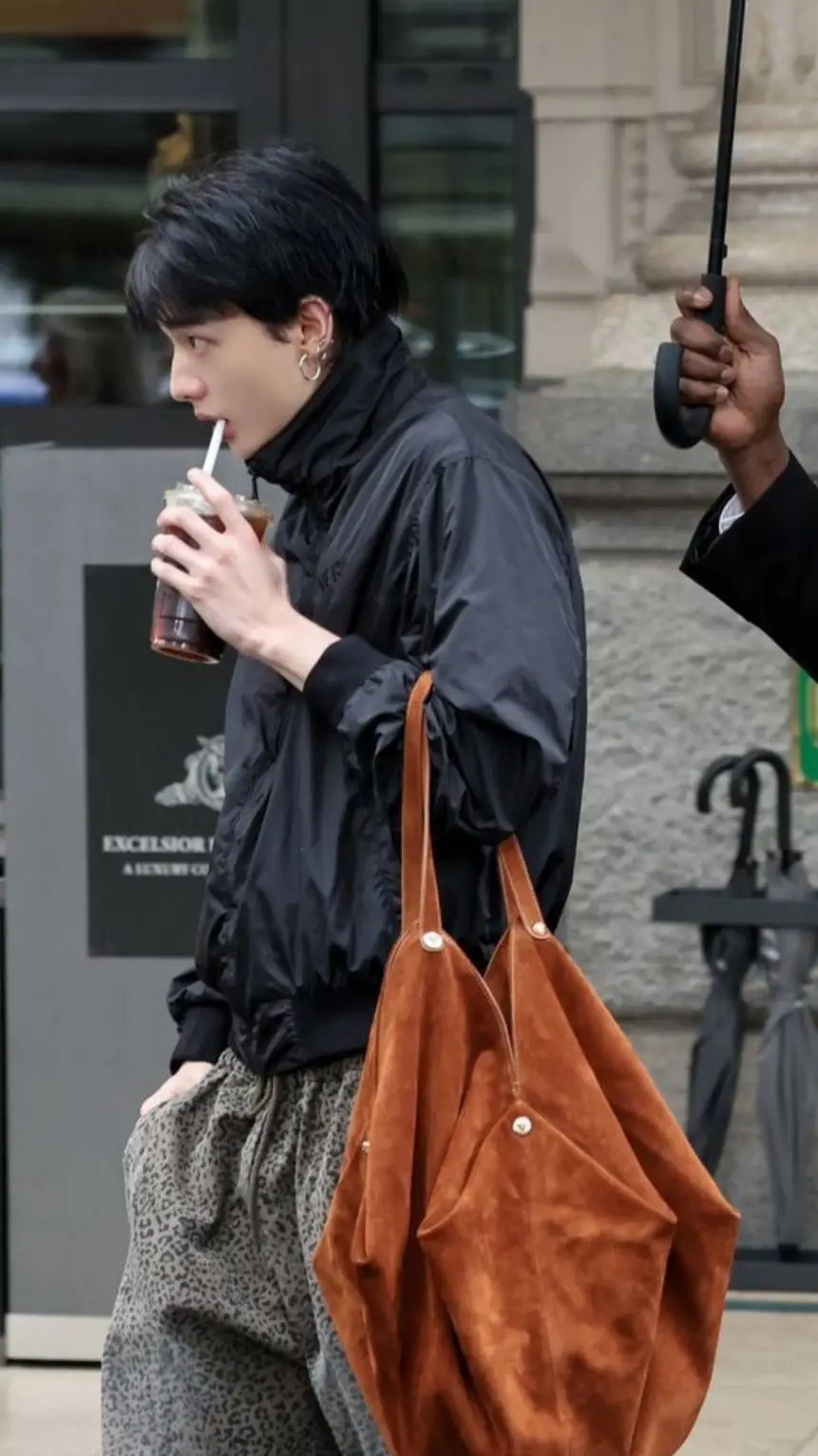 ai character: Hyunjin 🤘🏻 background