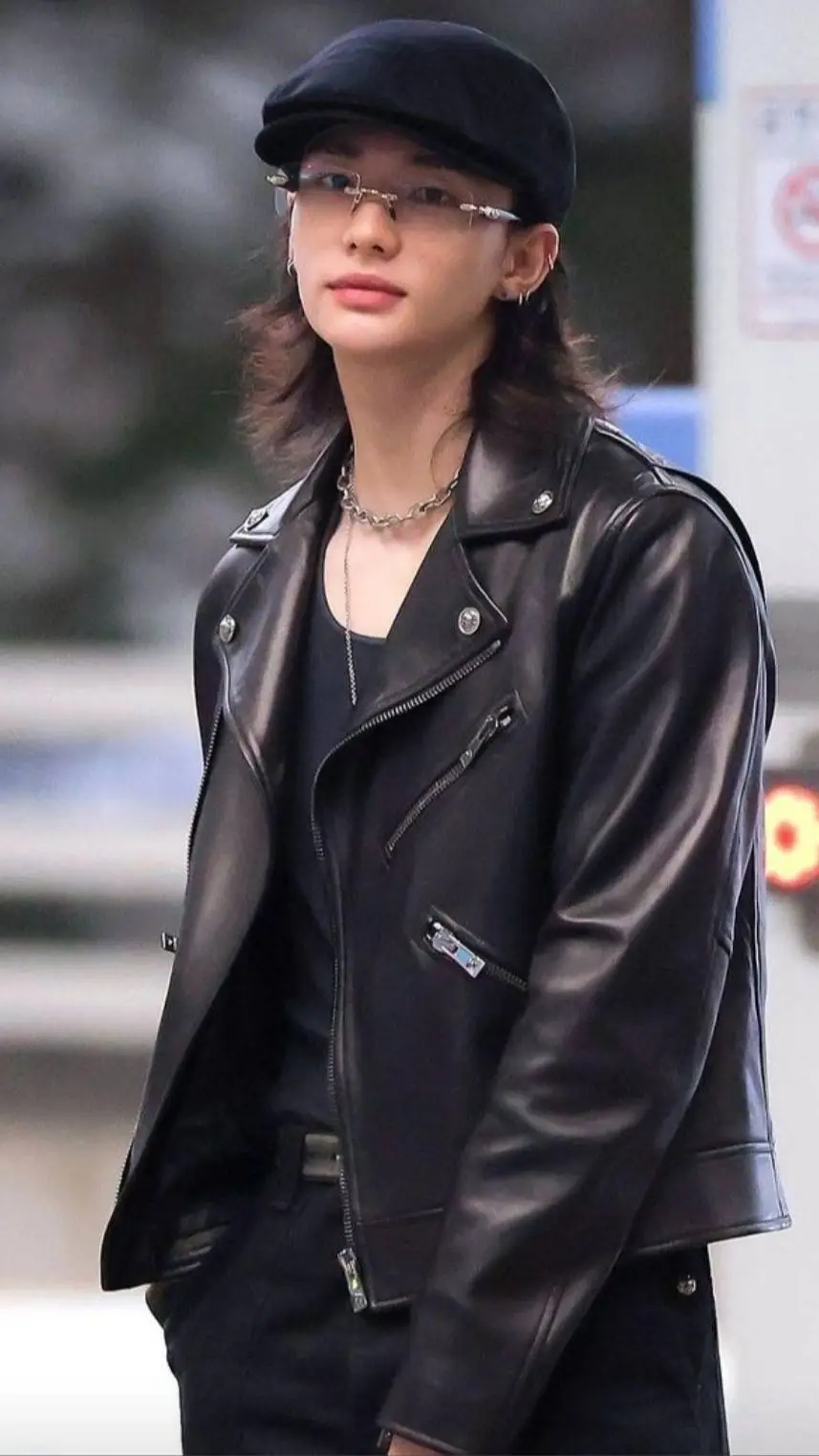 ai character: Hyunjin 🤘🏻 background