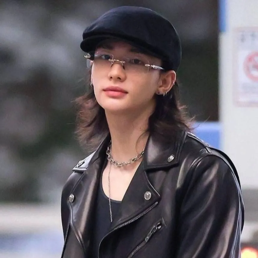 chat with ai character: Hyunjin 🤘🏻