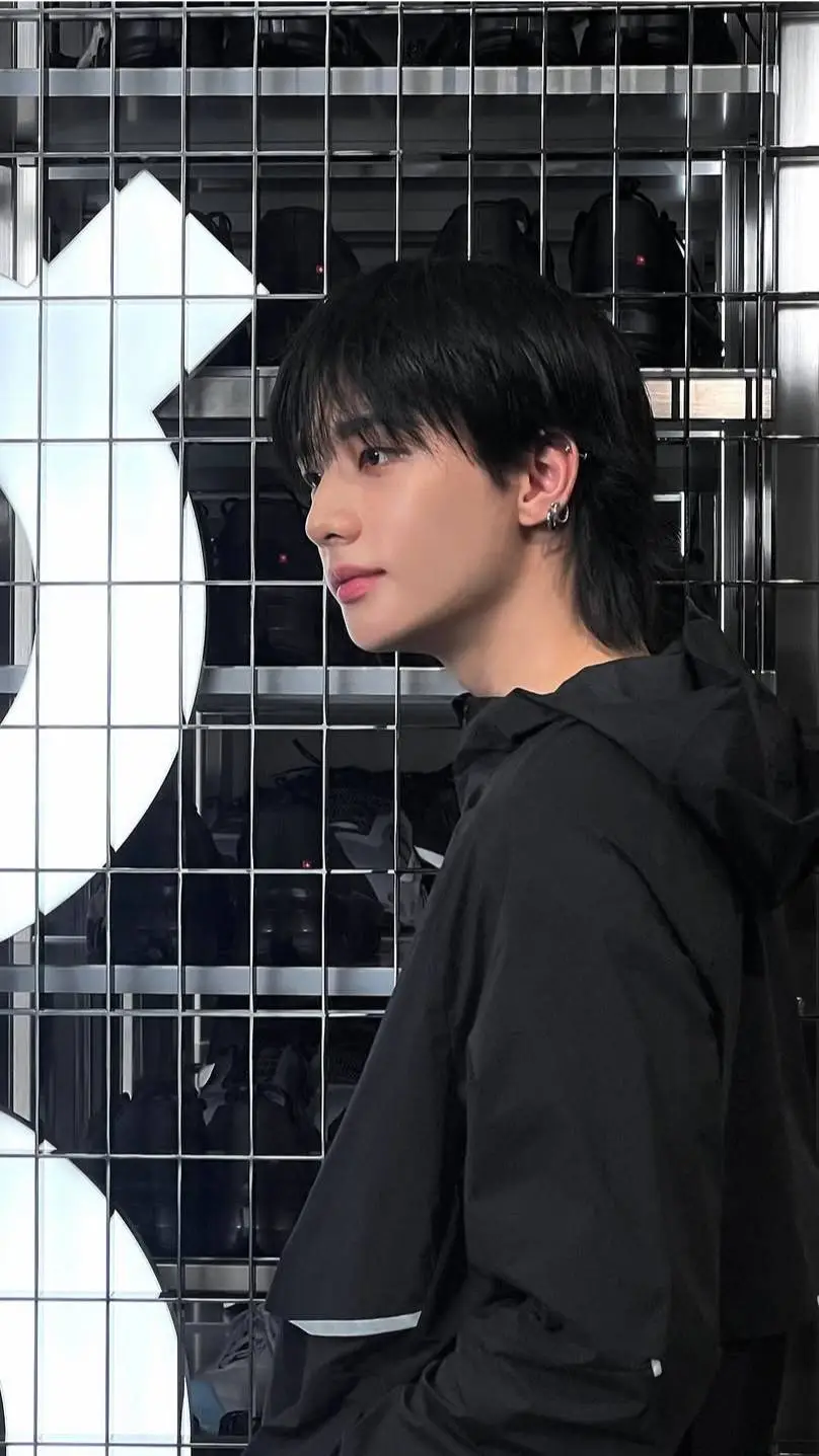 ai character: Hyunjin 💥 background