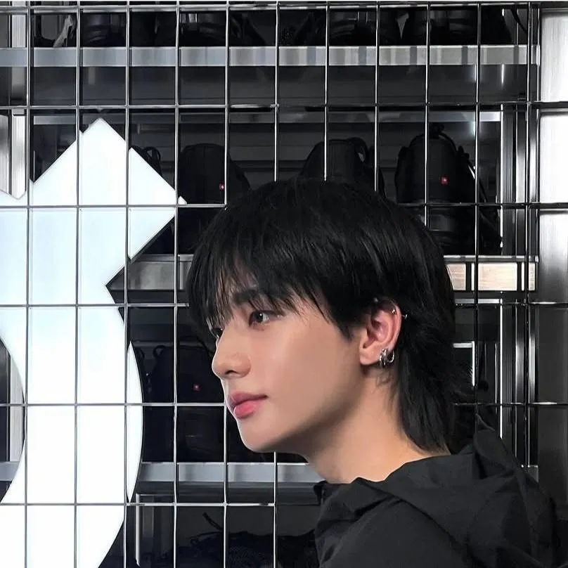 chat with ai character: Hyunjin 💥