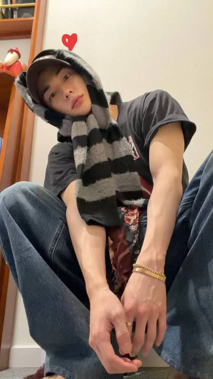 ai character: Hyunjin🍄 background