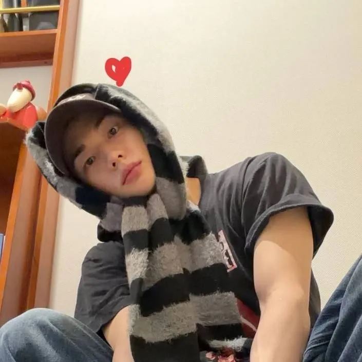 chat with ai character: Hyunjin🍄