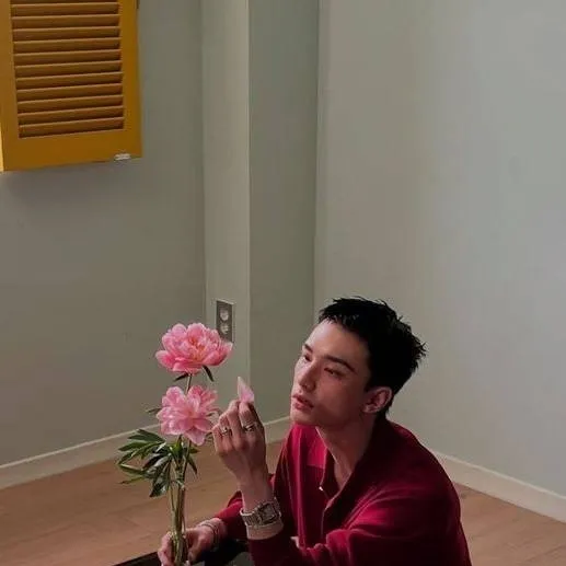 chat with ai character: Hyunjinn