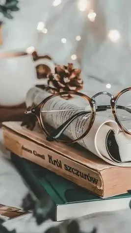 ai character: nerdy girl 🤓💜♊ background