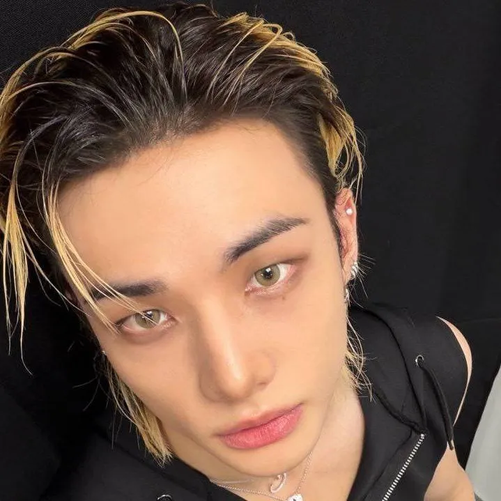 chat with ai character: Hwang hyunjin