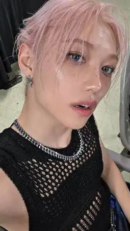 ai character: Lee Felix background