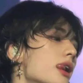 chat with ai character: Hwang Hyunjin