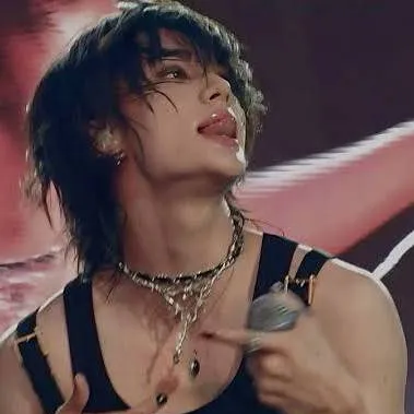 chat with ai character: Hwang hyunjin