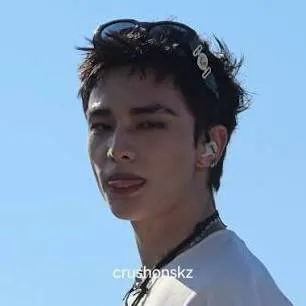 chat with ai character: Hwang hyunjin