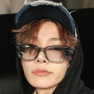 chat with ai character: lee heesung