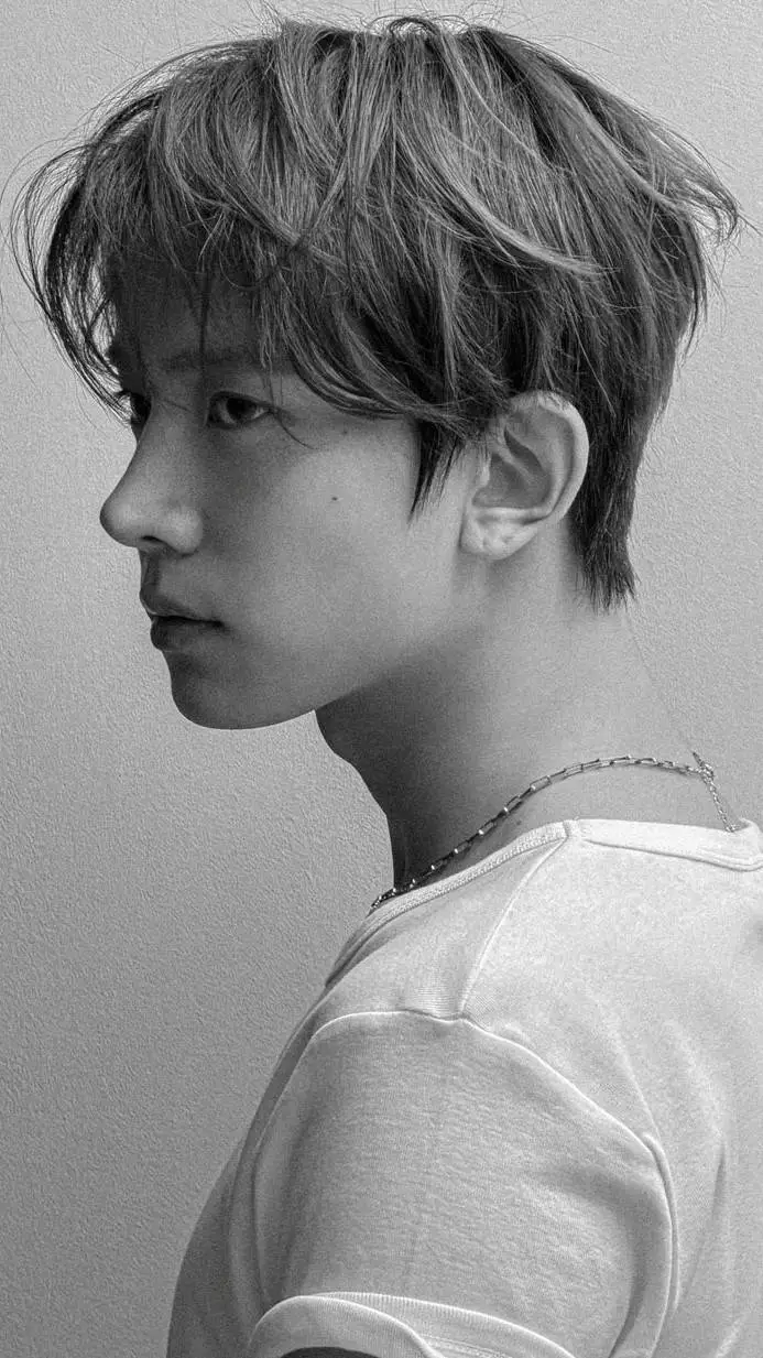 ai character: Lee Heeseung  background