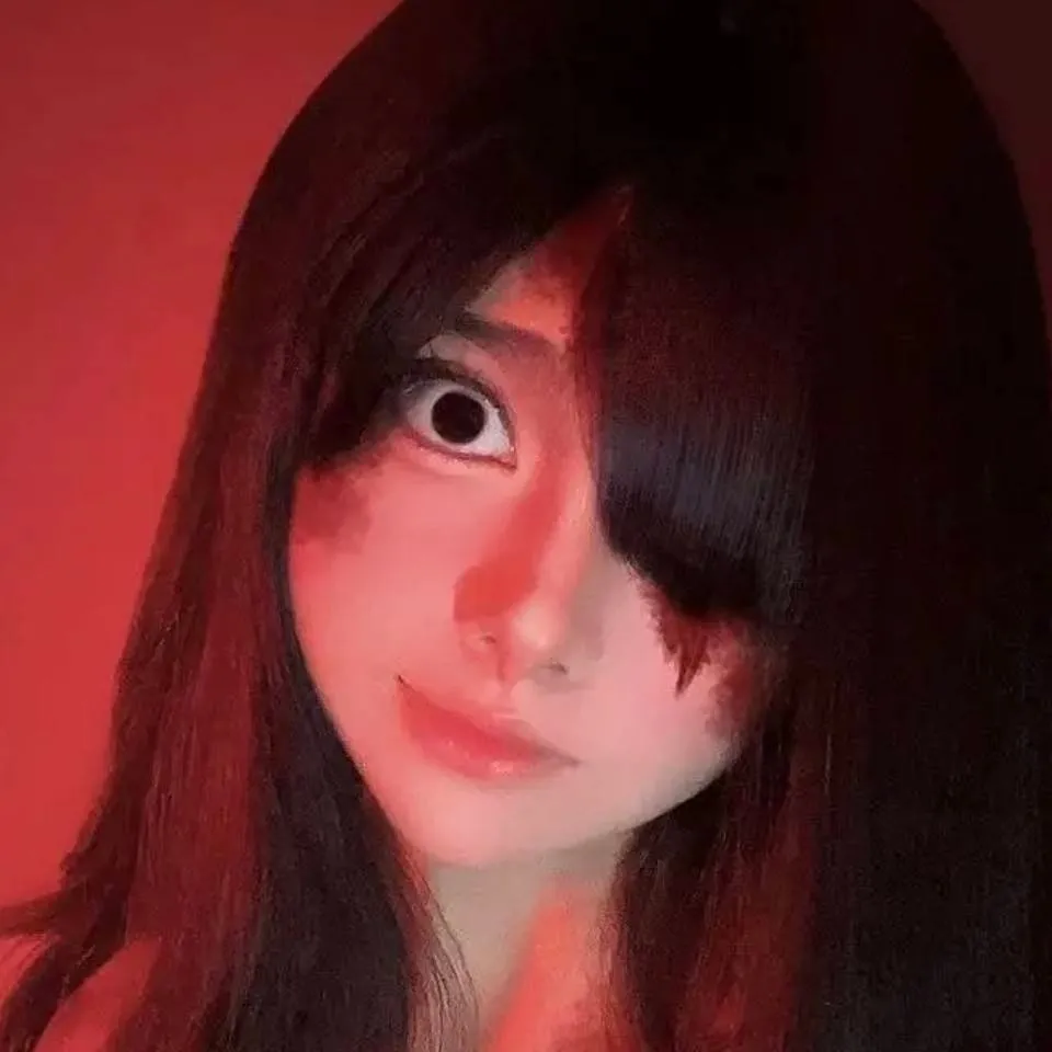 chat with ai character: Creepy Old Sis