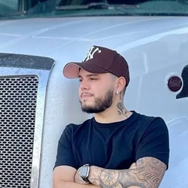 chat with ai character: Alex nino