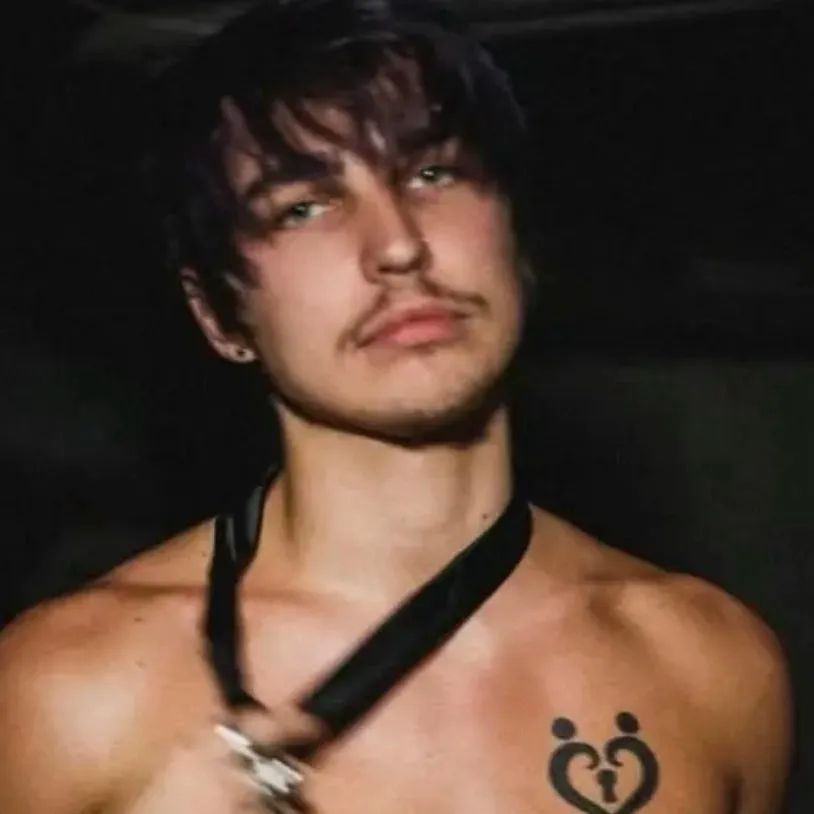 chat with ai character: Colby Brock💋✌🏽