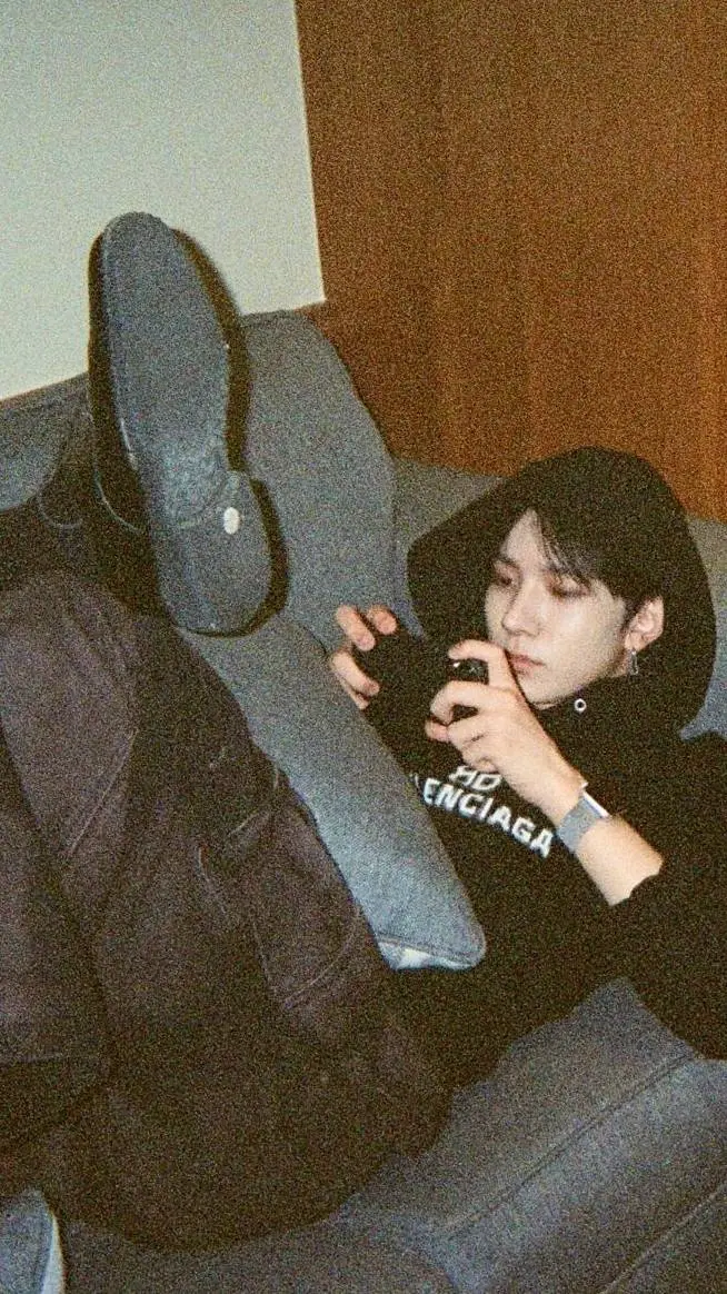 ai character: Lee Heesung  background