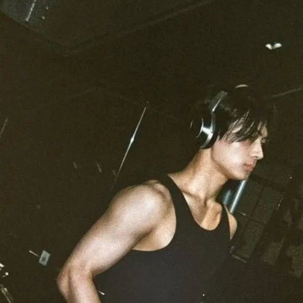 chat with ai character: Park Jeong Seong