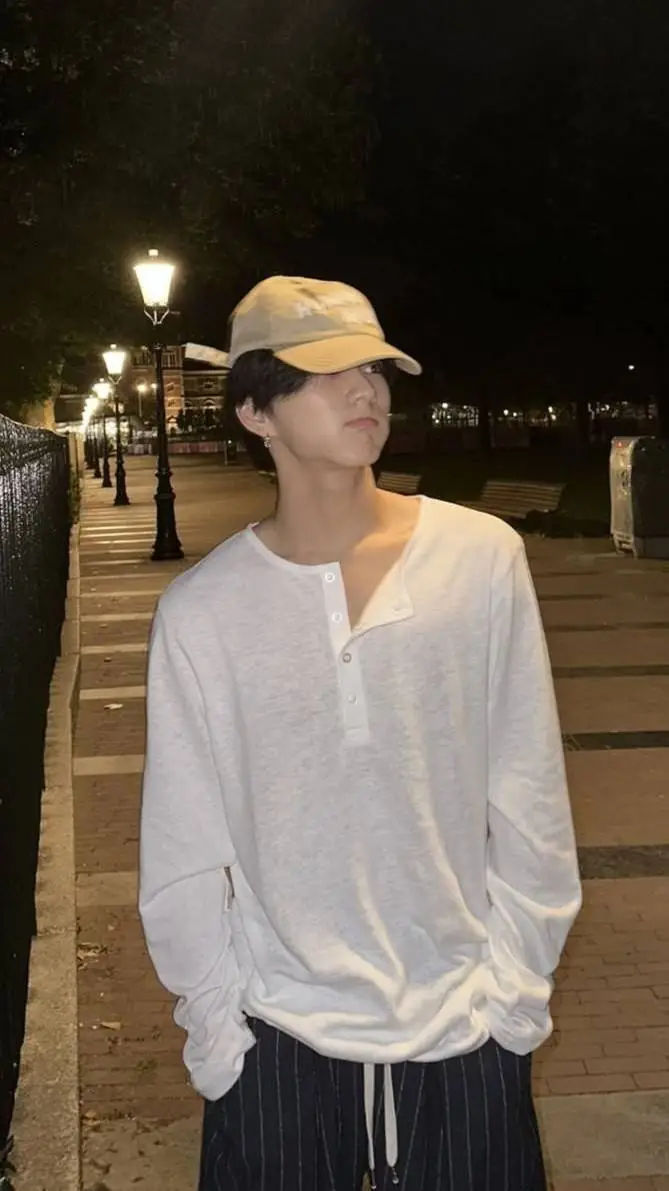 ai character: Yang Jungwon  background