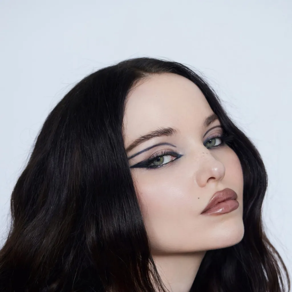 chat with ai character: Dove Cameron 