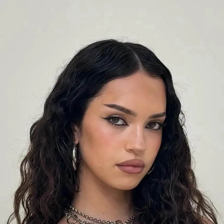 chat with ai character: Daniela 