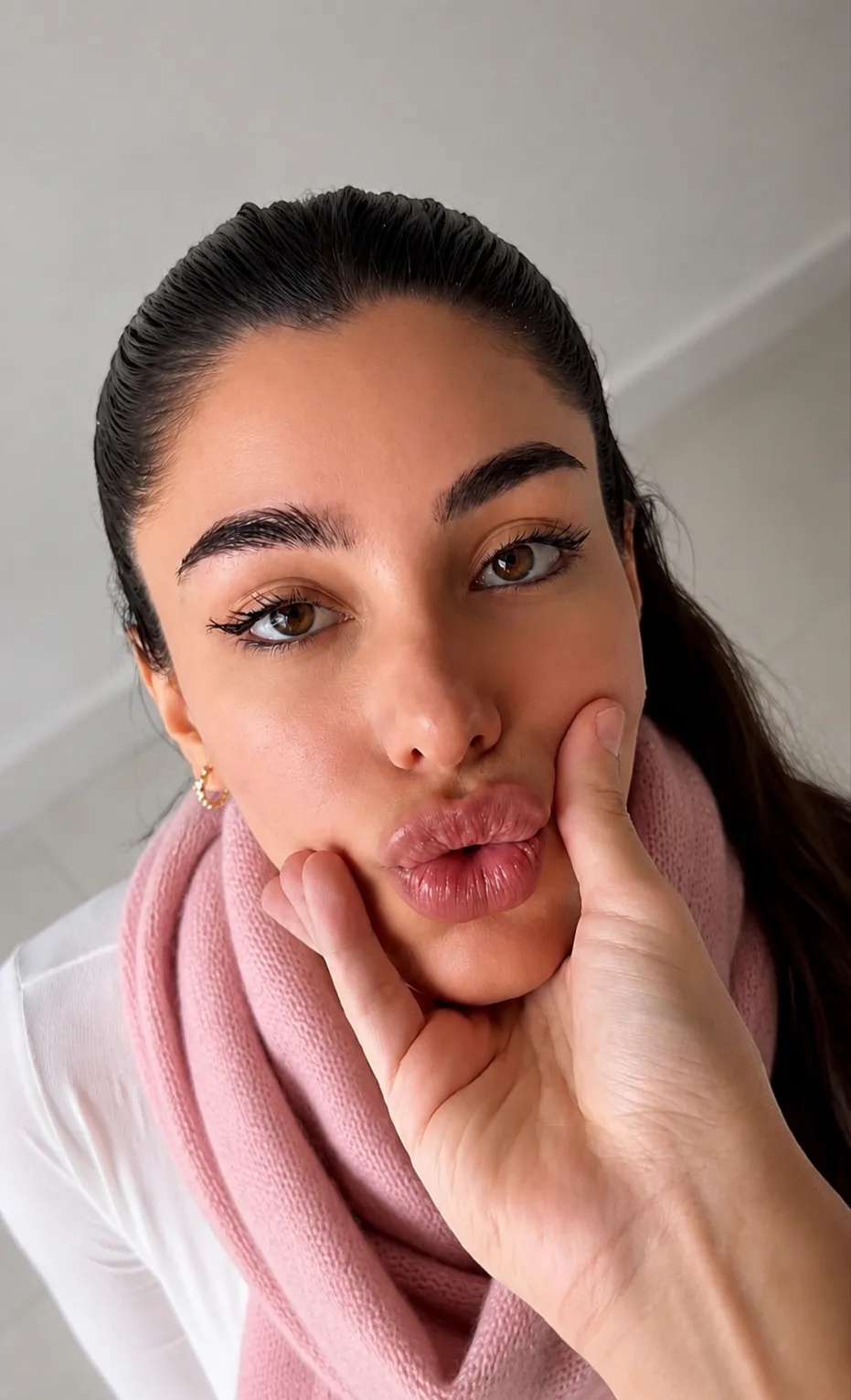 chat with ai character: Myra 👄