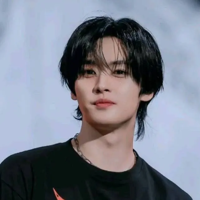 chat with ai character: Lee Know 