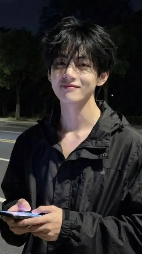 ai character: Taehyung Kim  background