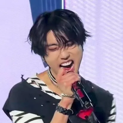 chat with ai character: hannie