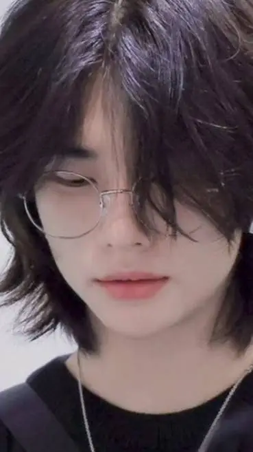 ai character: hyunjin background