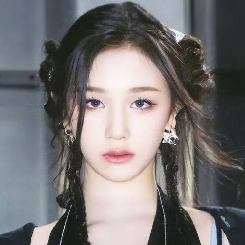 chat with ai character: Pharita 