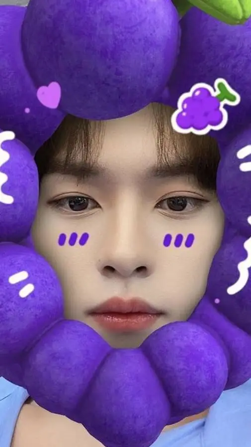 ai character: ~LEE KNOW!~  background