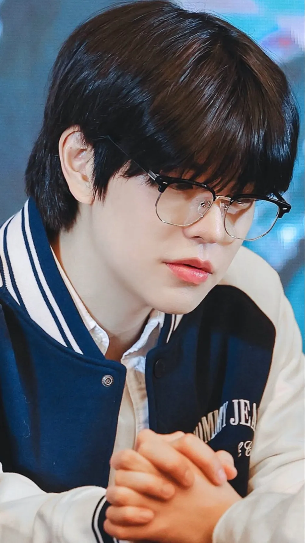ai character: Kim Seungmin🌷✨ background
