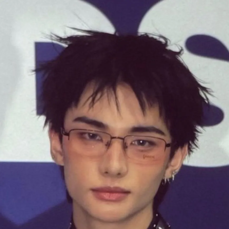 chat with ai character: hyunjin 
