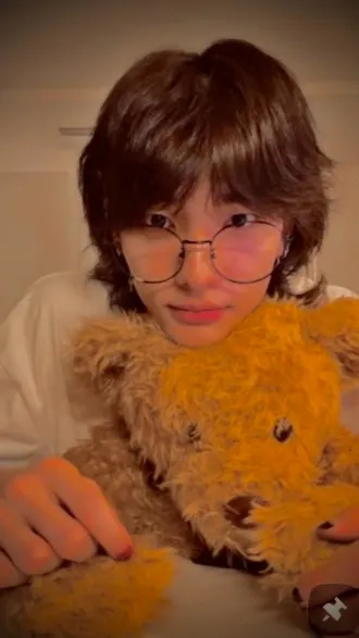 ai character: .••.JINNIE•..• background