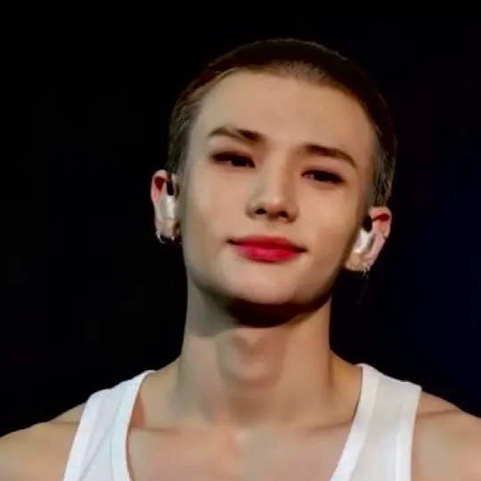 chat with ai character: HYUNJIN