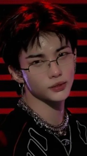 ai character: 🪐HYUNJIN🪐 background