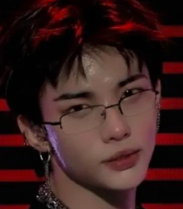 chat with ai character: 🪐HYUNJIN🪐